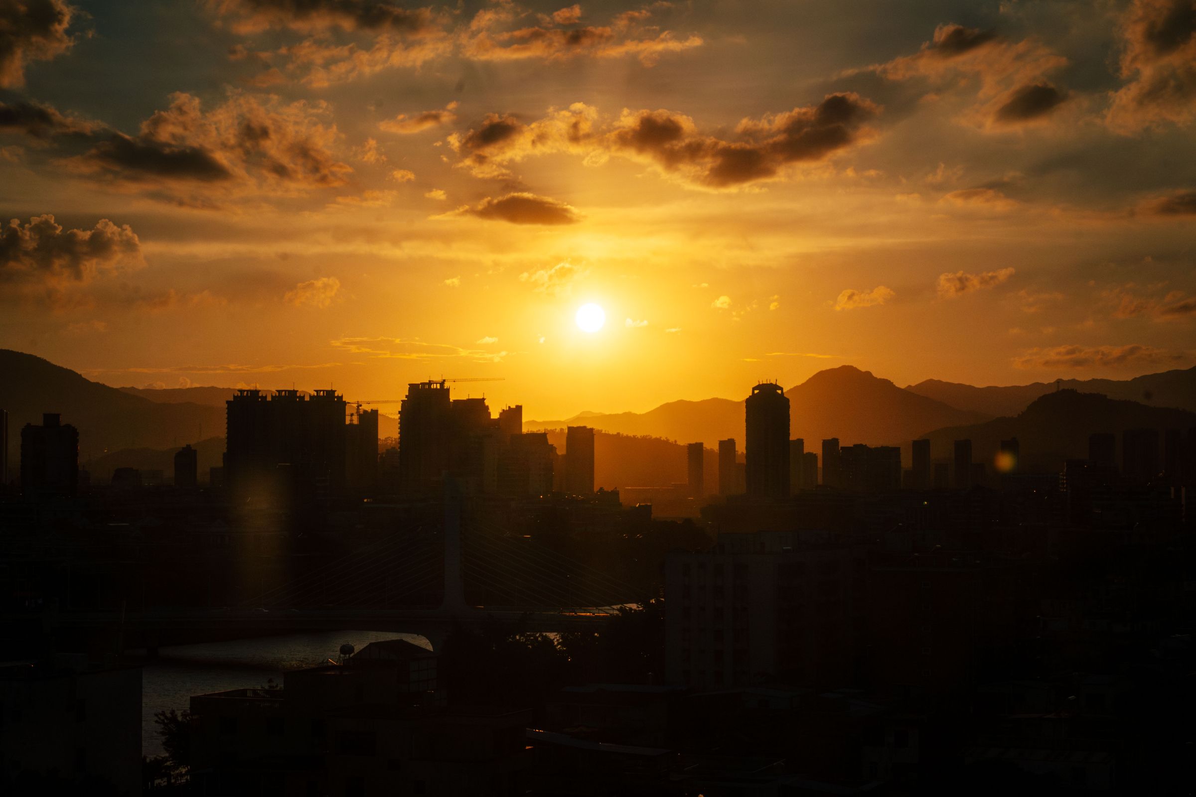 Panorama urbain de Xiamen au coucher du soleil
