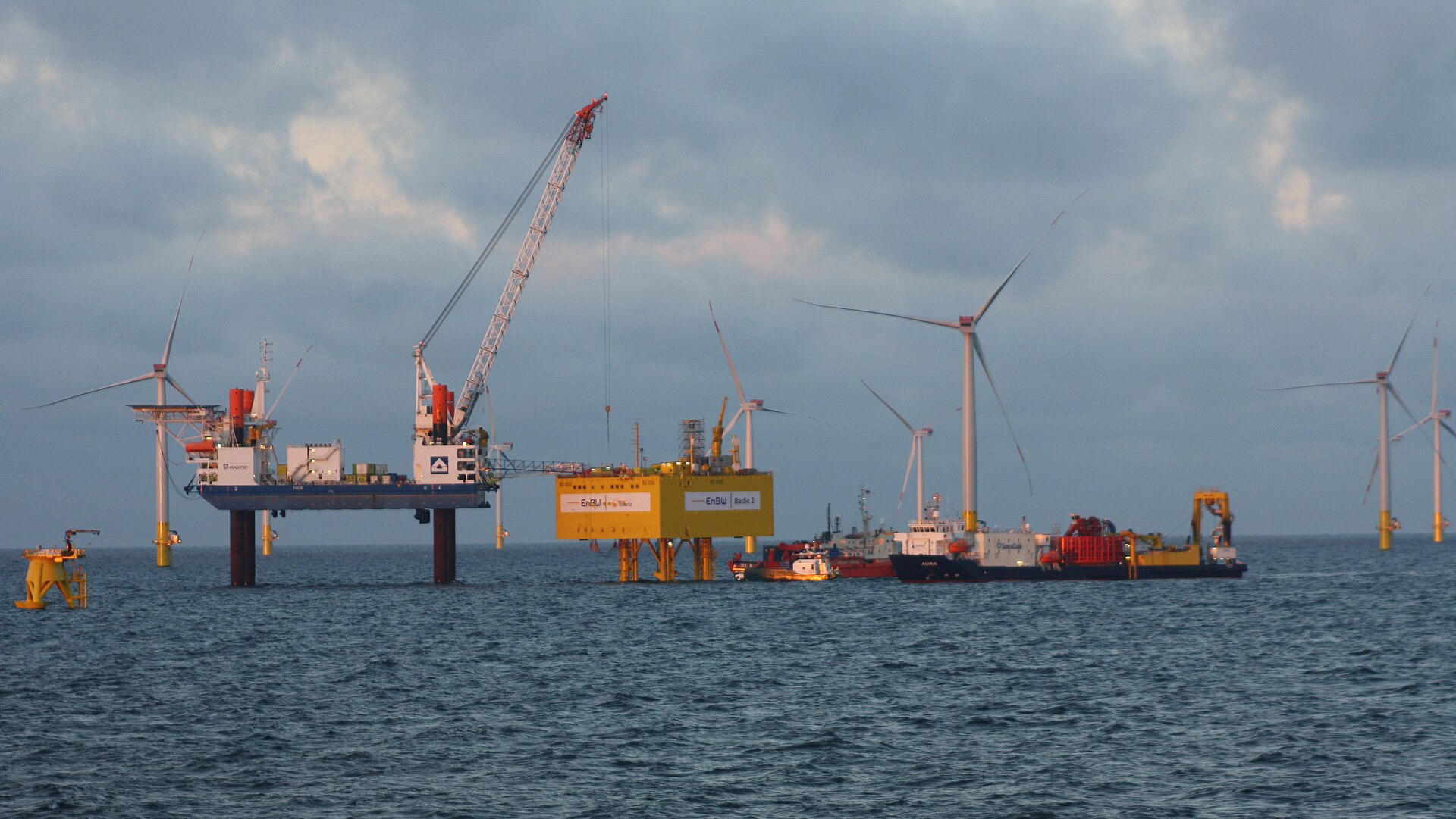 Travaux d’installation dans un parc éolien offshore