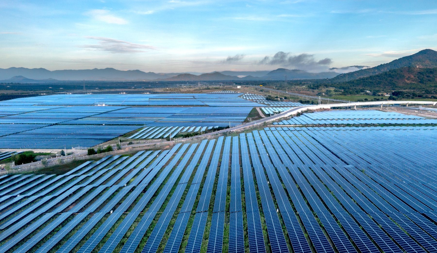 Vue aérienne d’un parc solaire photovoltaïque au sol de grande échelle
