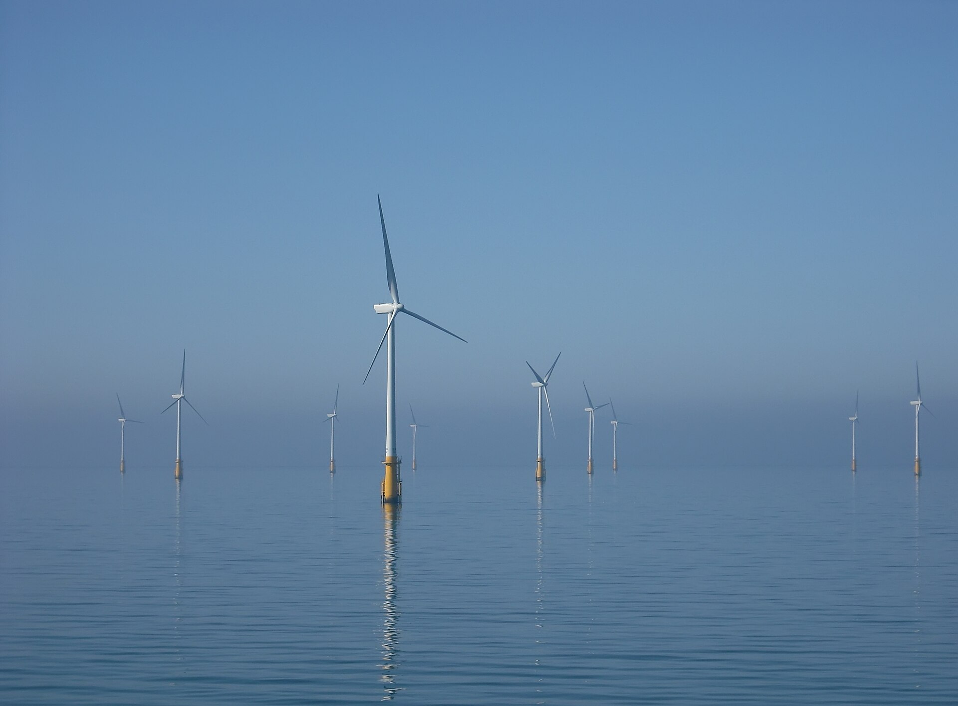 Parc éolien offshore en mer